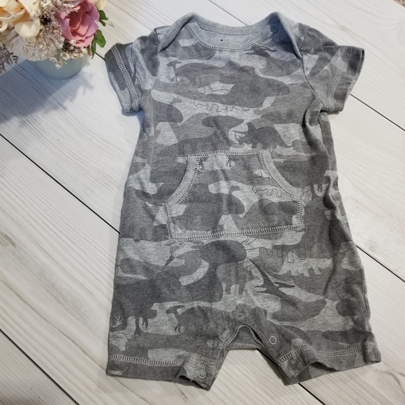 Baby Gap gray dinosaur romper🦕🦖 Size 3-6mo - Picture 1 of 6